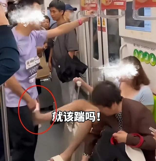 上海"踢人女孩"事件：法律给机会≠能随便打人！ 