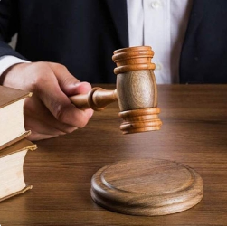 【案评】律师法庭内被背铐，司法公信力焉能不受伤